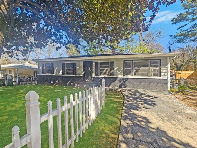 Building Photo - 4/2 Ranch with Fenced Yard - Housing Vouch...