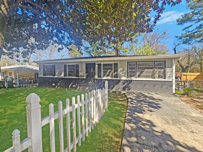 Building Photo - 4/2 Ranch with Fenced Yard