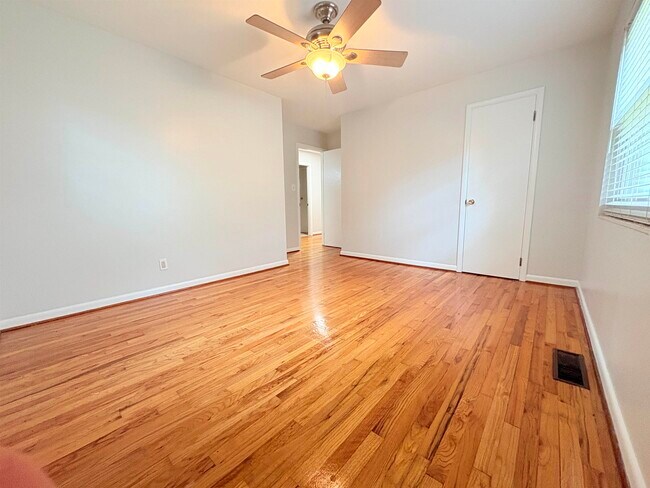 Building Photo - 1504 Sunset Ln
