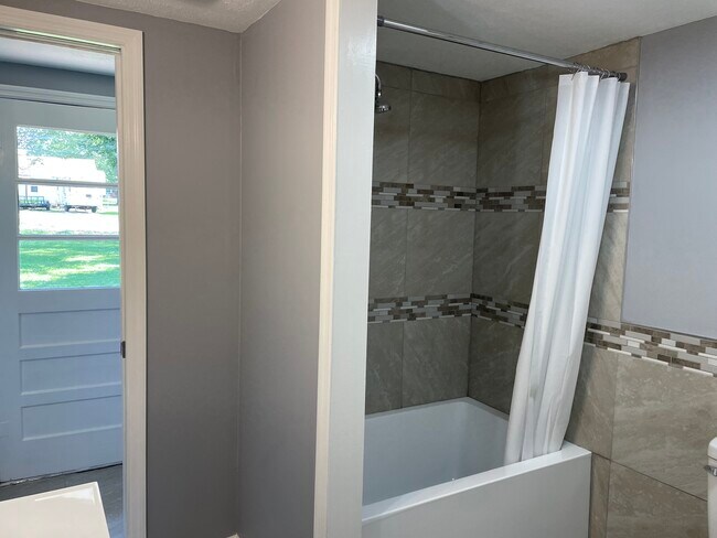 Building Photo - 704 Locust St