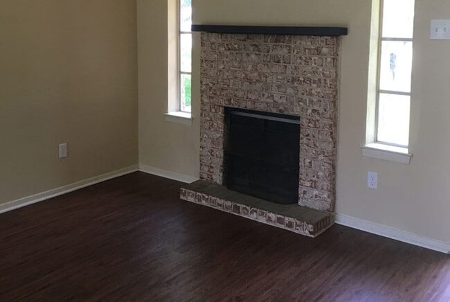 Building Photo - 3 bedroom/1.5 Bath with bonus room