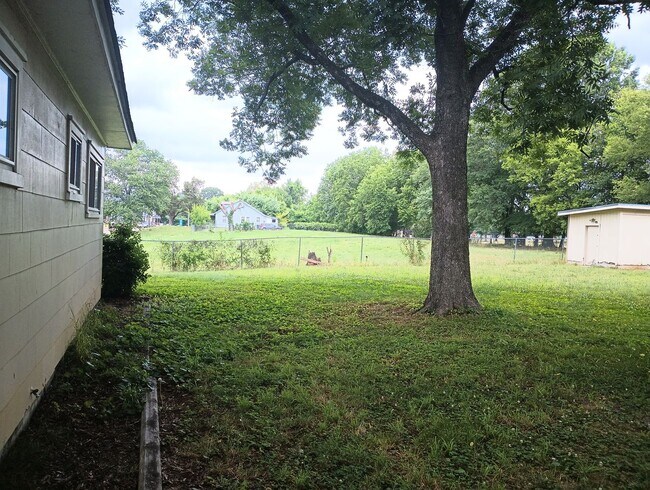 Building Photo - Don't Miss this 2 bedroom with Garage, Lar...