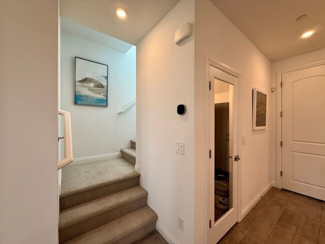 Building Photo - FULLY FURNISHED 3 BED 2.5 BATH 2 CAR GARAG...