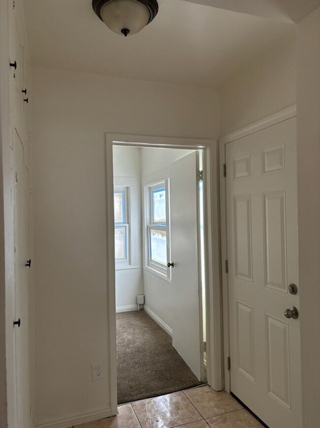 Building Photo - 2 bed 1 Bath in Oildale