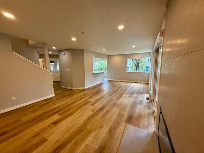 Building Photo - REMODELED FOUR BEDROOM / THREE BATH TOWNHOUSE IN COURTYARD AT PATRIDGE KNOLLS