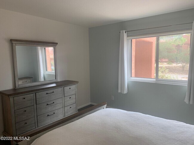 Building Photo - 5051 N Sabino Canyon Rd