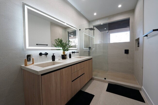 Building Photo - 1812 Miami Rd