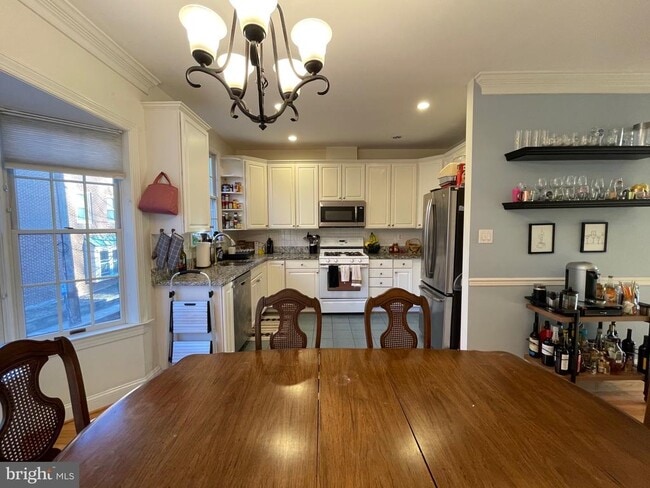 Building Photo - 1125 N Utah St