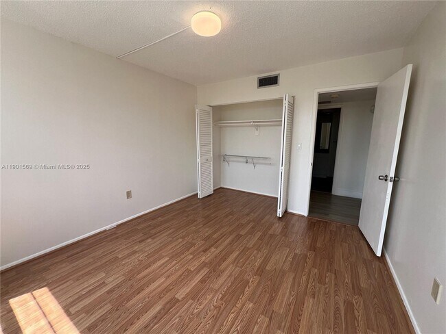 Building Photo - 1301 NE Miami Gardens Dr