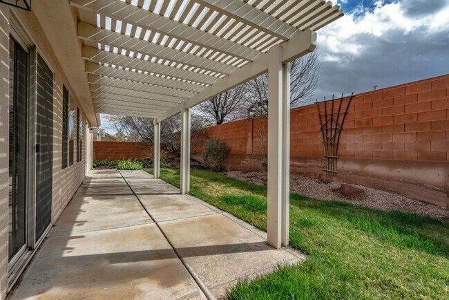 Building Photo - Dog Friendly 3 Bedroom Home In Painted Desert