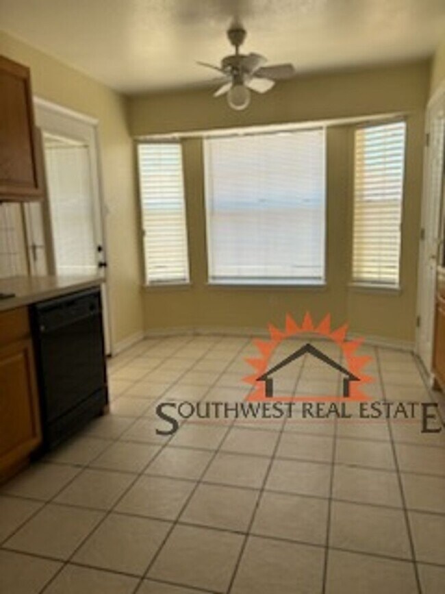 Building Photo - Beautiful 3 bedroom 2 bath brick home