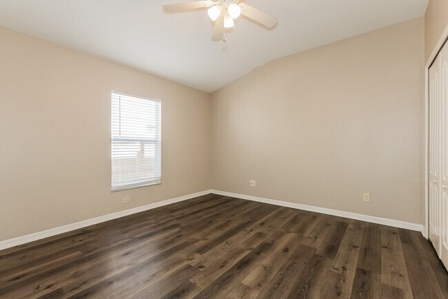 Building Photo - 10445 Meadow Spring Dr