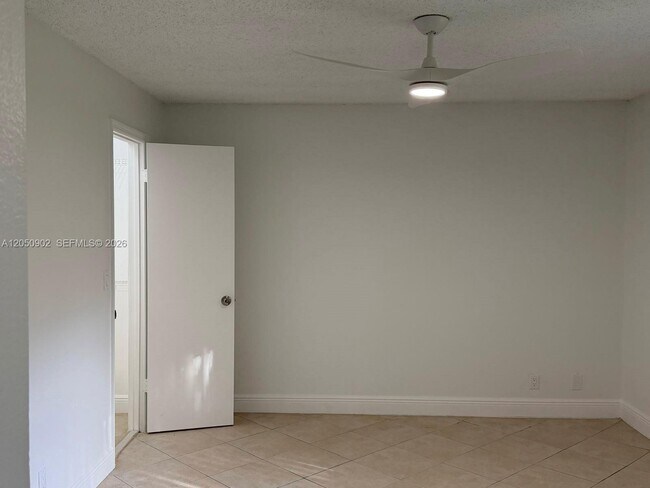 Building Photo - 643 Vista Isles Dr