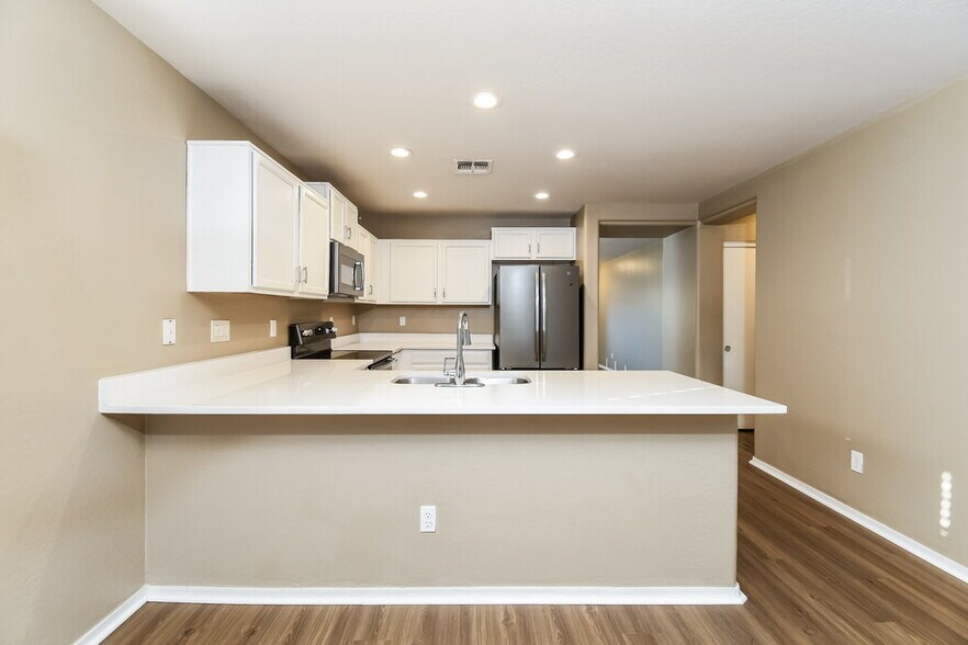 Building Photo - 1701 E Christopher St