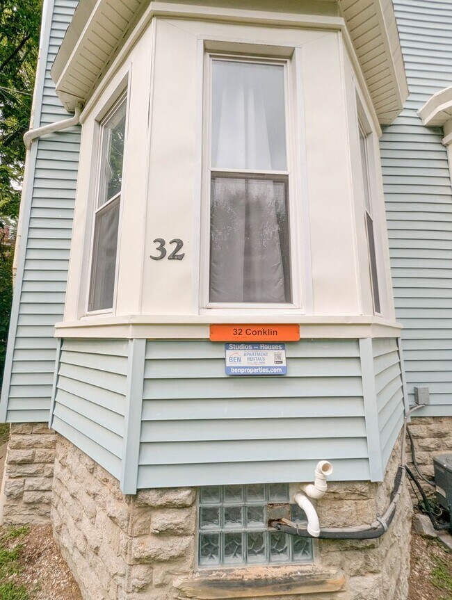 Building Photo - 32 Conklin St
