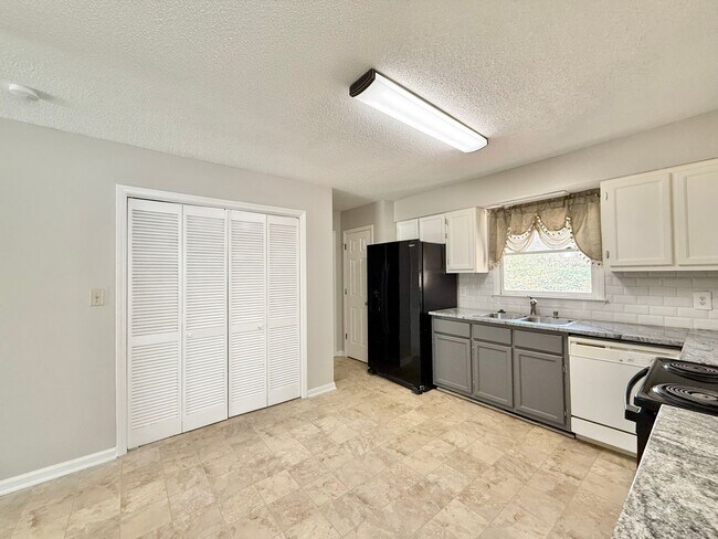 Building Photo - **OFFERING REFUNDABLE APPLICATION FEES & $150 MOVE IN PROMOTION** Charming 3BD, 2BA Raleigh Home ...