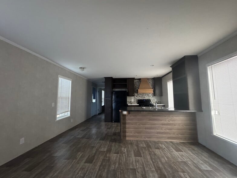 Building Photo - 4477 Goldenrod Dr