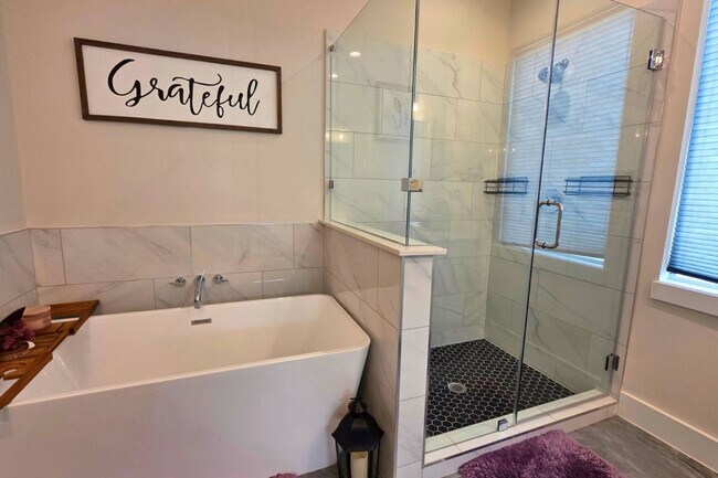 Building Photo - 5342 Donovan Gdns Ln