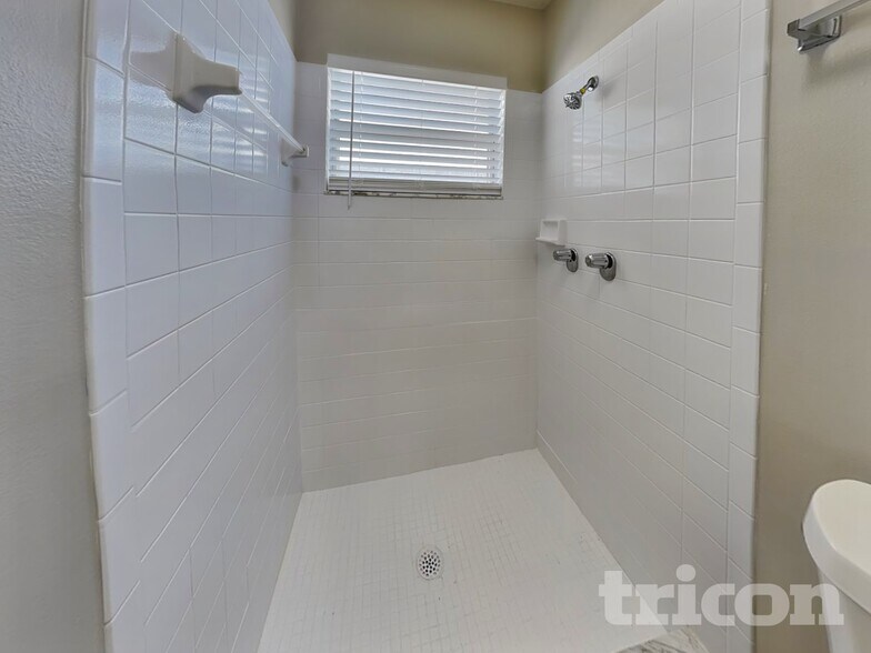 Building Photo - 714 49th St E