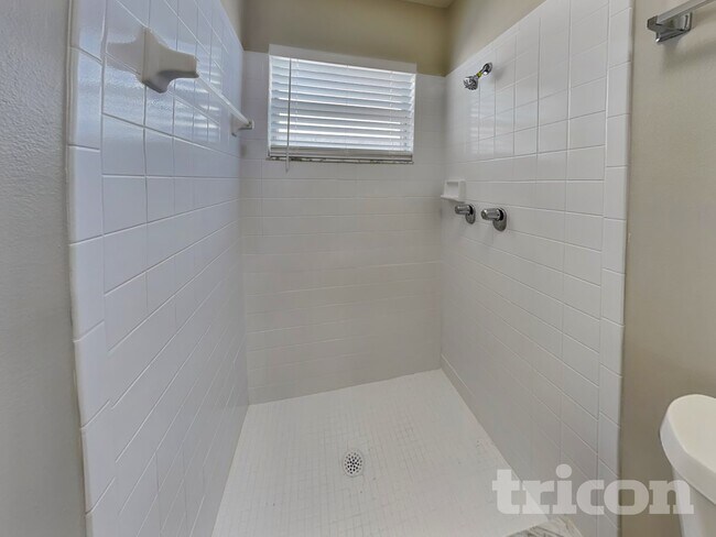 Building Photo - 714 49th St E