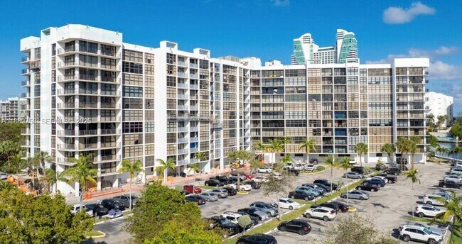 Building Photo - 200 Leslie Dr