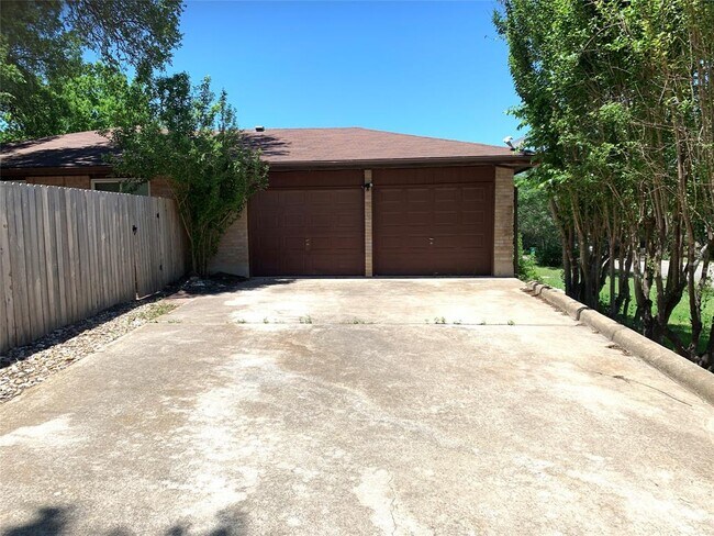 Building Photo - 11207 Hidden Bluff Dr