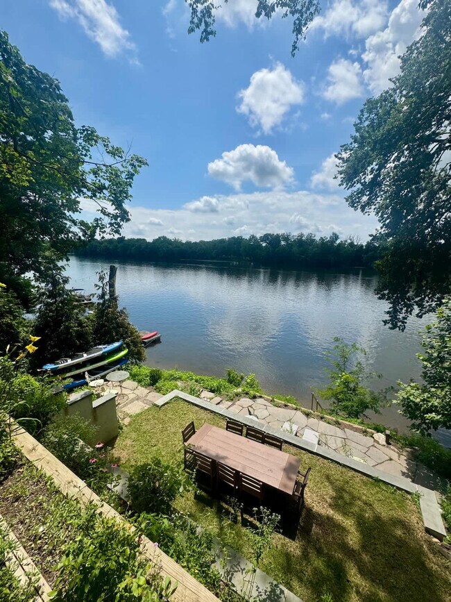 Building Photo - 54 River Dr