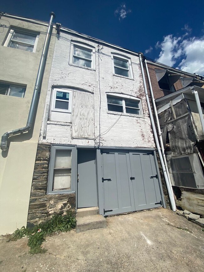 Building Photo - 702 Copley Rd