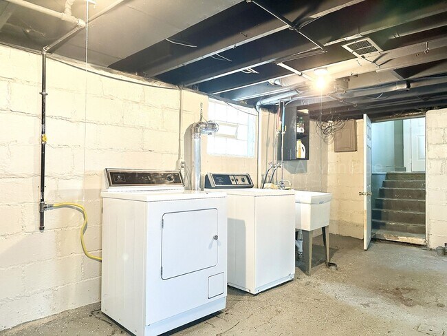 Building Photo - Fully Updated 2BR / 1.5BA – Steps from Dow...
