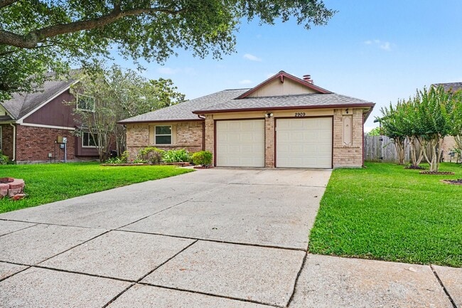 Building Photo - 2909 Forest Hills Dr