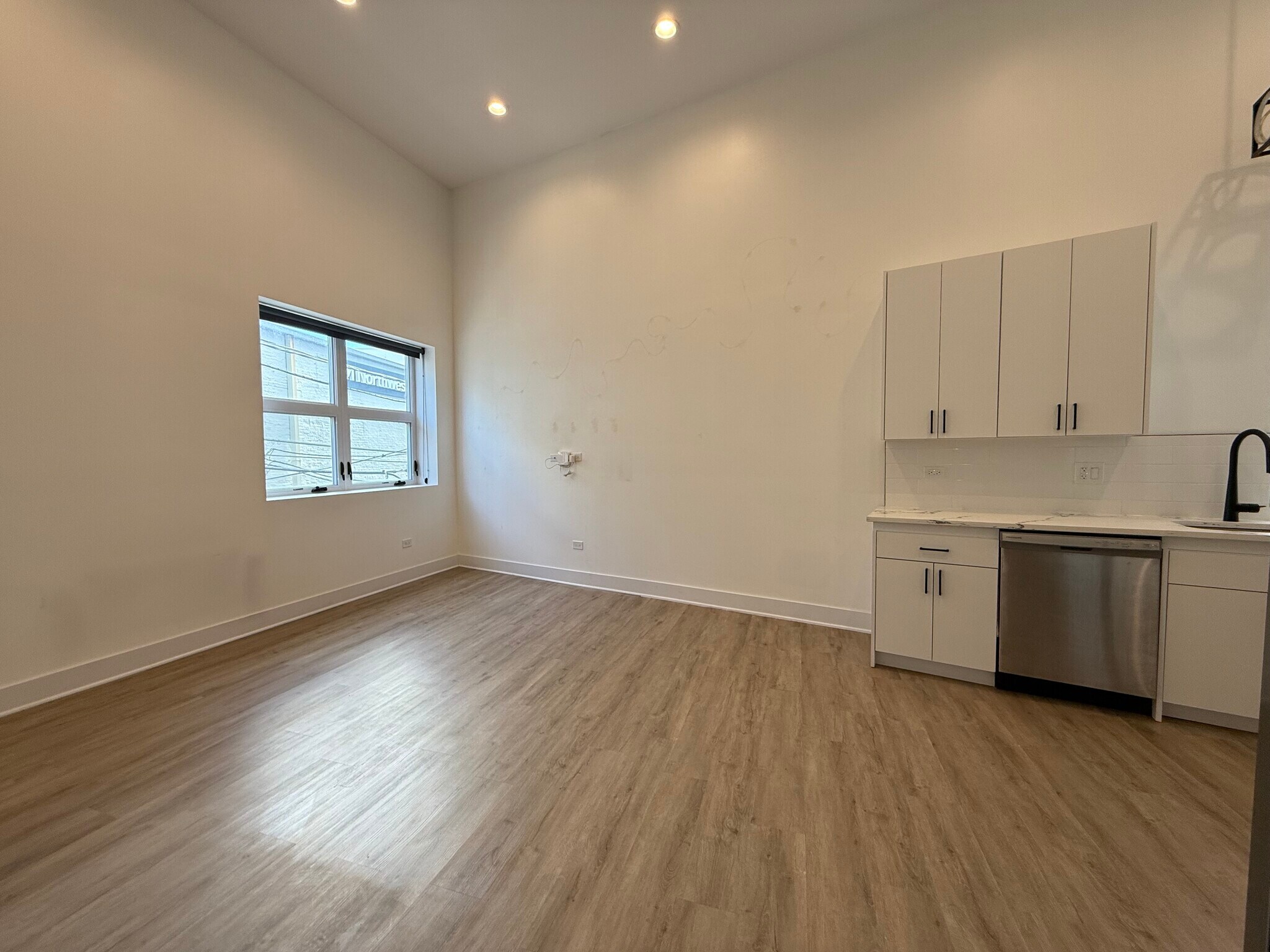 Building Photo - 4735 N Artesian Ave