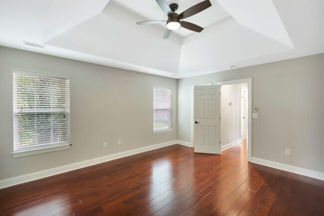 Building Photo - Unbeatable Location – Just 6 Minutes to Do...