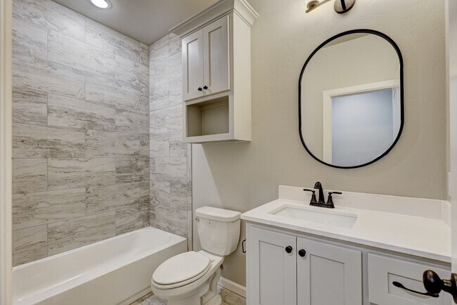 Building Photo - 618 Juniper St