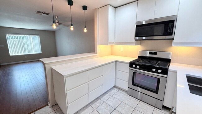 Building Photo - Charming 2 Bed / 1.5 Bath Townhome in the Heart of University Heights – Gated Community with Assi...