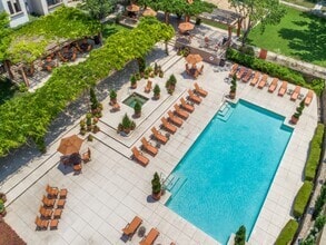 Pool and Spa - La Ventura Apartments