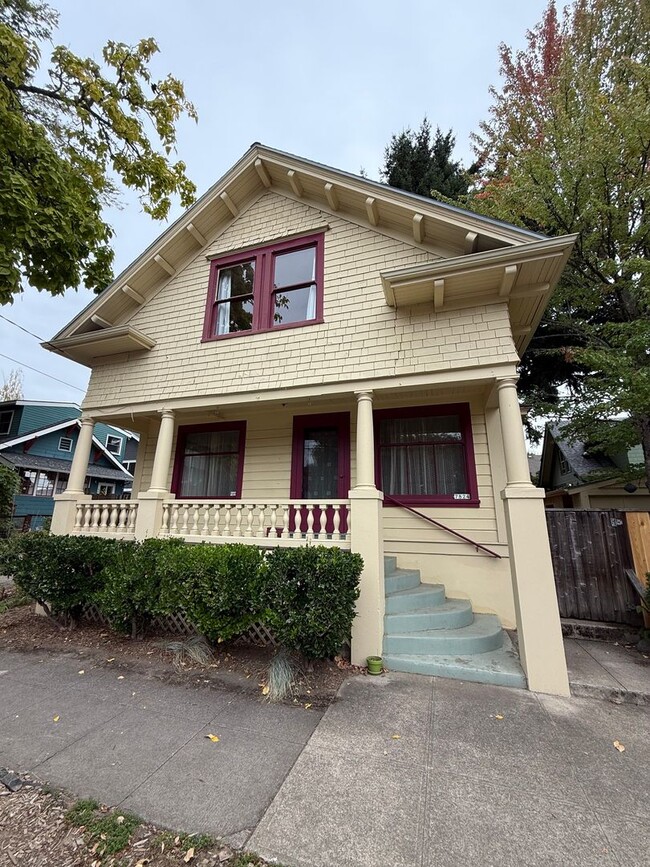 Building Photo - Charming Sellwood Gem in the Heart of SE P...