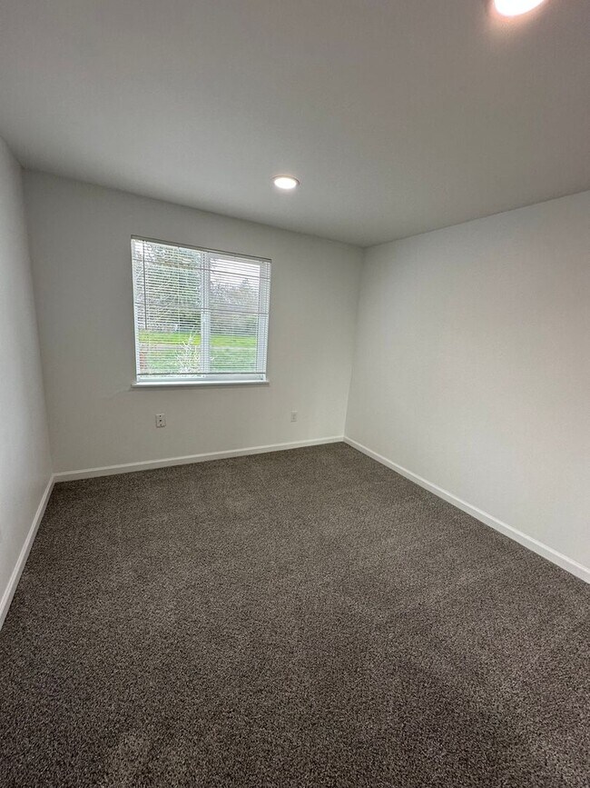 Building Photo - 1527 Santiam Hwy SE