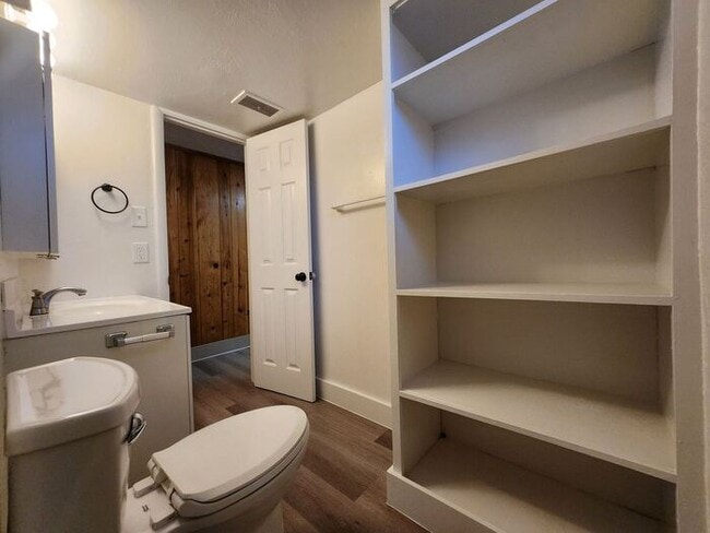 Building Photo - Stylish 2BR w/ LVP Flooring & Fenced Yard ...