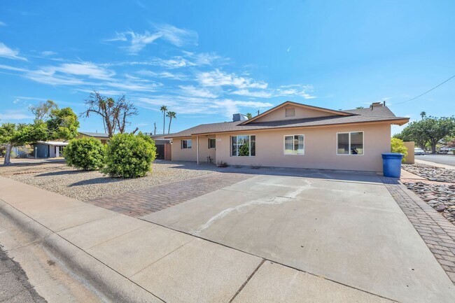 Building Photo - Tempe 6-Bedroom Home Featuring Large Turf Yard & Ideal Location
