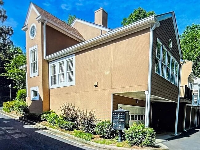 Building Photo - 4 bdrm, 4 bath Townhome in Druid Hills.