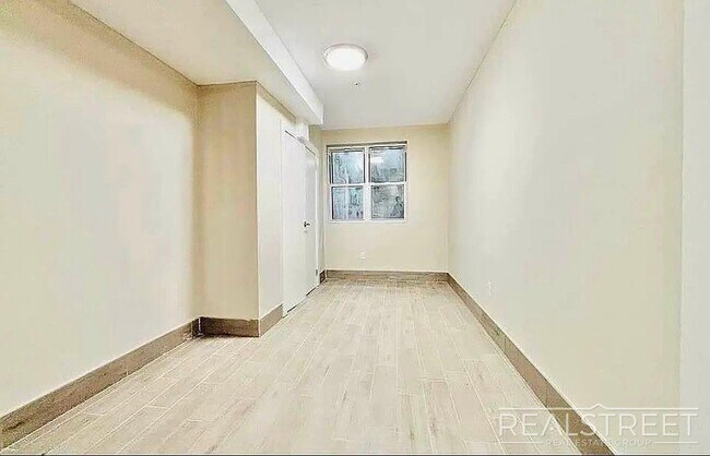 Building Photo - Gorgeous 3 Queen Size Bedrooms 1.5 Bath Duplex with Outdoor Space and Private Laundry in Prime Clint