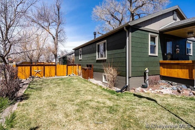 Building Photo - 400 E 5th St