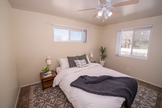 Building Photo - MOVE IN SPECIAL: Beautiful Apt with Washer...