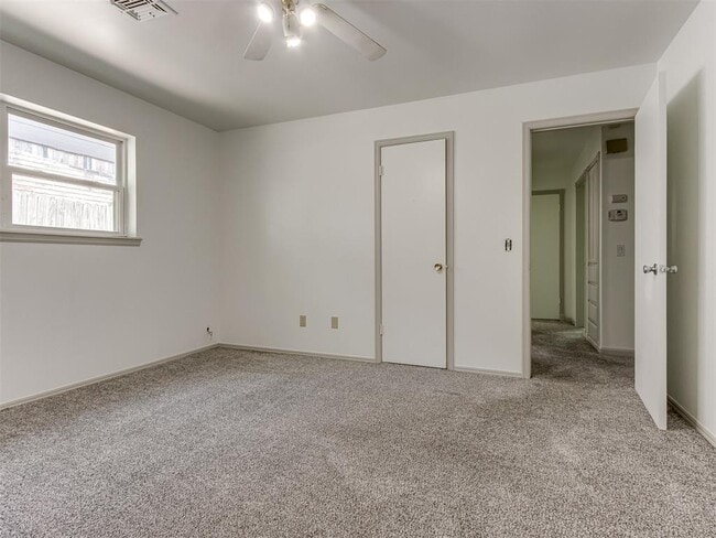 Building Photo - 616 Whispering Oak Rd