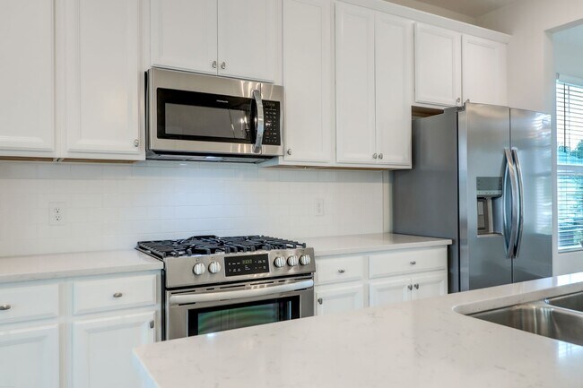 Building Photo - Beautifully Maintained 3 Bedroom, 2.5 Bath...
