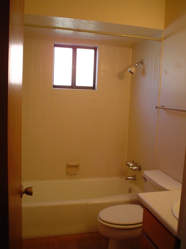 Second bathroom - 8512 Liberty Dr NE