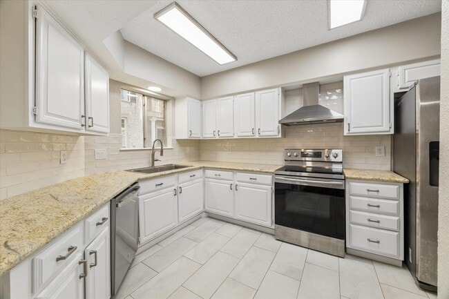 Building Photo - 995 Memorial Village Dr
