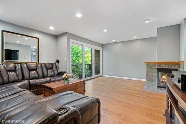 Building Photo - 1330 N La Salle Dr