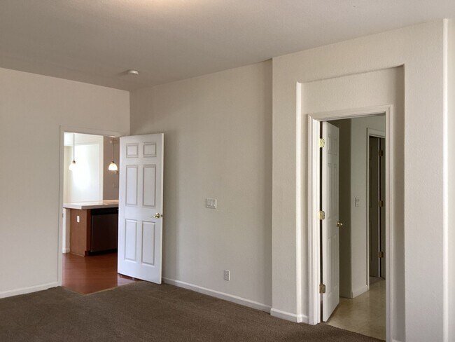 Building Photo - 5162 W Home Ave