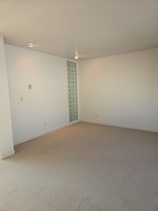 Building Photo - Spectacular View!! This top floor condo is a MUST SEE!! $500 move in credit